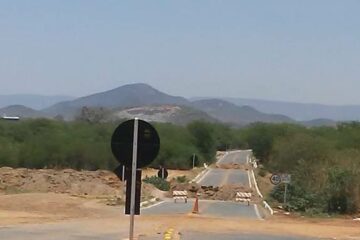Obras realizadas pelo DNIT na BR-122 em Guanambi, no Sudoeste da Bahia,causa transtornos.