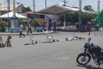 Cadeiras guardam lugar para atendimento na Feira Cidadão, em Santa Maria da Vitória, no Oeste da Bahia.