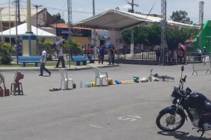 Cadeiras guardam lugar para atendimento na Feira Cidadão, em Santa Maria da Vitória, no Oeste da Bahia.