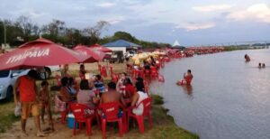 Banhistas lotam praia do Pontal em Carinhanha, na tarde de sábado (16). Foto: Duaci Santos.