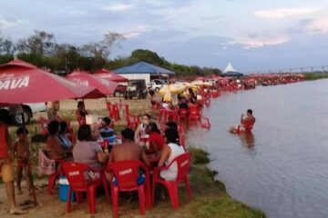Banhistas lotam praia do Pontal em Carinhanha, na tarde de sábado (16). Foto: Duaci Santos.