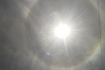 O fenômeno conhecido como halo solar foi registrado na cidade de Guanambi, na manhã desta sexta-feira (22). Foto : Folha do Vale.