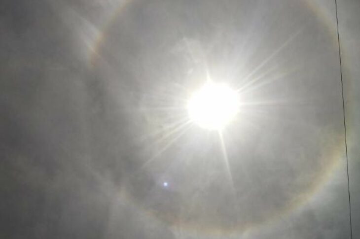 O fenômeno conhecido como halo solar foi registrado na cidade de Guanambi, na manhã desta sexta-feira (22). Foto : Folha do Vale.