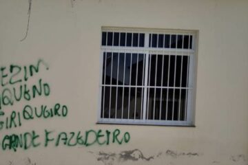 O muro foi pichados na madrugada desta quinta-feira(21),na cidade de Malhada,no Sudoeste da Bahia.Foto: reprodução.