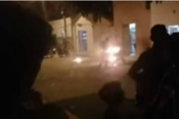 A moto foi incendiada na Agrovila 23,em Carinhanha, na noite de sexta-feira (22). Foto: reprodução Folha do Vale.