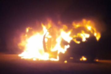 Carro pega fogo e explode na noite de quarta-feira (27), em Bom Jesus da Lapa. Foto: Bom Jesus da Lapa Notícias