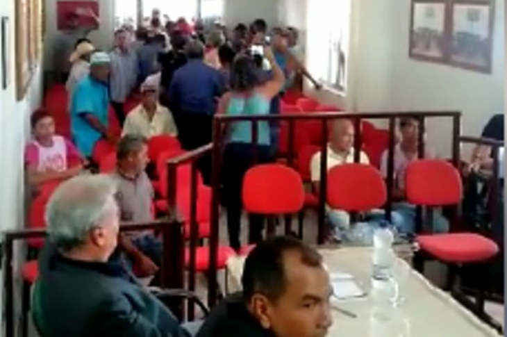 Manifestação na Câmara de Vereadores de Serra do Ramalho, na manhã de quinta-feira(14),contra o aumento da taxa de água.