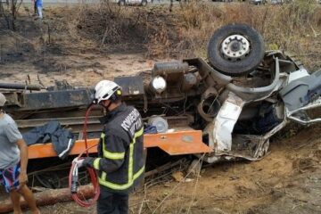 O acidente foi registrado na BR-242 em Muquém do São Francisco, na madrugada de segunda-feira (18).