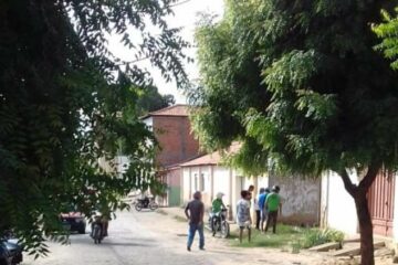 O corpo do homem foi encontrado na Rua Alvino Pinto, no centro da cidade de Carinhanha,no oeste da Bahia