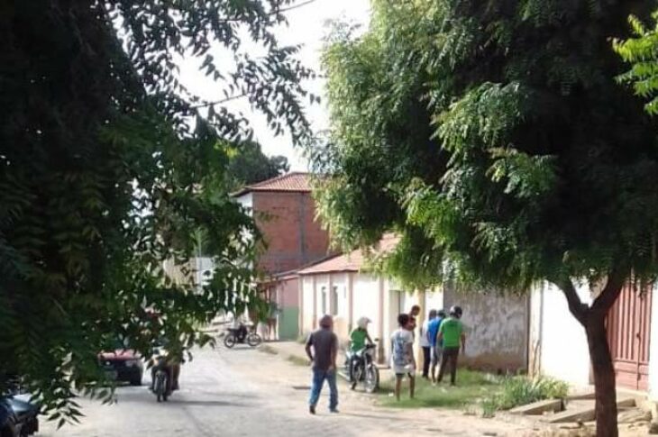 O corpo do homem foi encontrado na Rua Alvino Pinto, no centro da cidade de Carinhanha,no oeste da Bahia