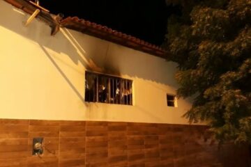 Residência pega fogo no bairro Santa Catarina,em Guanambi.Foto: Mota
