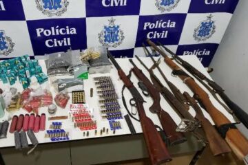 As armas e a munição foram apreendidas na tarde de quarta-feira (4),em Correntina, no Oeste da Bahia.Foto PC