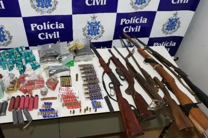 As armas e a munição foram apreendidas na tarde de quarta-feira (4),em Correntina, no Oeste da Bahia.Foto PC