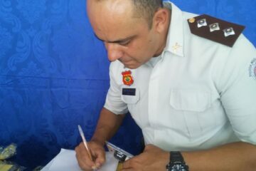 Capitão Prates recebendo o aparelho na manhã de quarta-feira (11), em Carinhanha