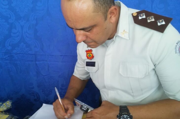 Capitão Prates recebendo o aparelho na manhã de quarta-feira (11), em Carinhanha