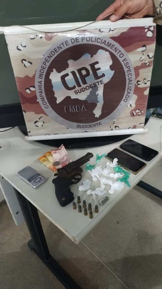 O suspeito e todo material foram levados à delegacia. Foto: divulgação Cipe