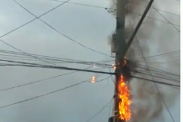 Poste pegando fogo após queda de raio em Palmas de Monte Alto, na tarde de terça-feira (3).Foto: reprodução