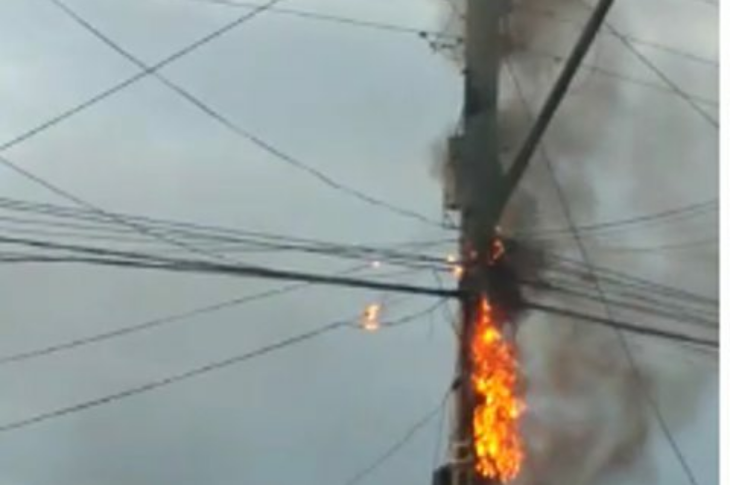 Poste pegando fogo após queda de raio em Palmas de Monte Alto, na tarde de terça-feira (3).Foto: reprodução