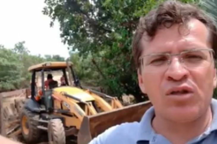 Vereador João Paulo na ponte do Val,em Cocos.