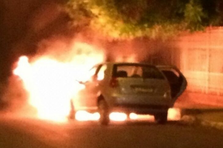 Carro pega fogo em Guanambi.Foto: reprodução Farol da Cidade.