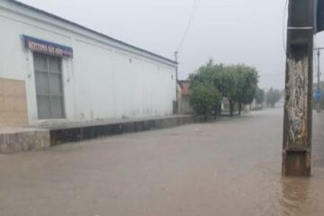 Chuva alaga ruas e casas em Carinhanha,na manhã desta terça-feira(21).Foto:reprodução.