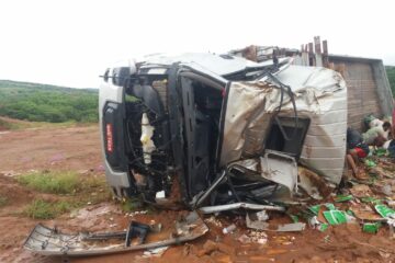 Caminhão carregado com temperos tomba em Urandi,na noite de sábado(25).Foto:reprodução Iguanambi.