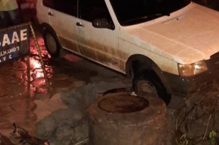 Buraco formado por vazamento em Carinhanha.Foto:enviada por leitor.