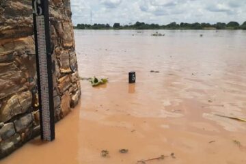 O nível do Rio São Francisco subiu 46 centímetros e atingiu 5,30 m³/s nas últimas 24 horas,em Carinhanha.Foto:Zé Castor.