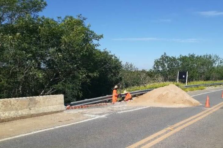 Obra de manutenção na Ponte Guimarães Rosa ,na BR-030,entre Carinhanha e Malhada.Foto: Zé Castor.