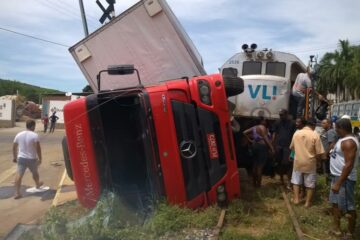 O acidente envolvendo uma locomotiva e um caminhão baú, em Brumado.Foto: Lay Amorim/Achei Sudoeste