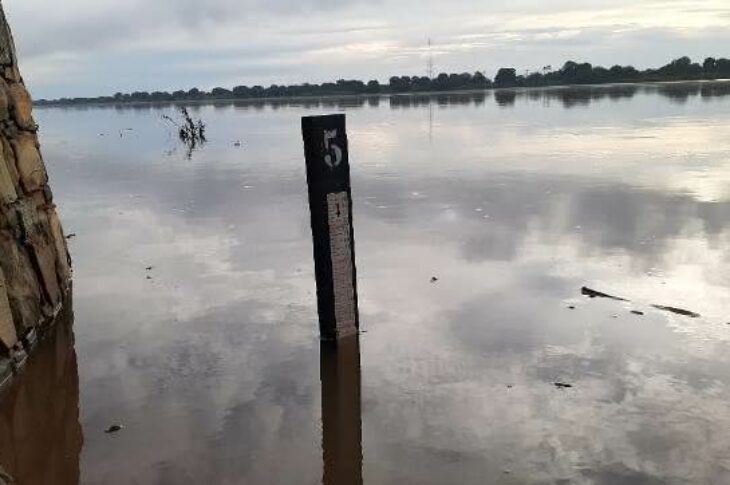 Nível do rio São Francisco baixou 51 centímetros nas últimas 24 horas,em Carinhanha.Foto: Zé Castor.