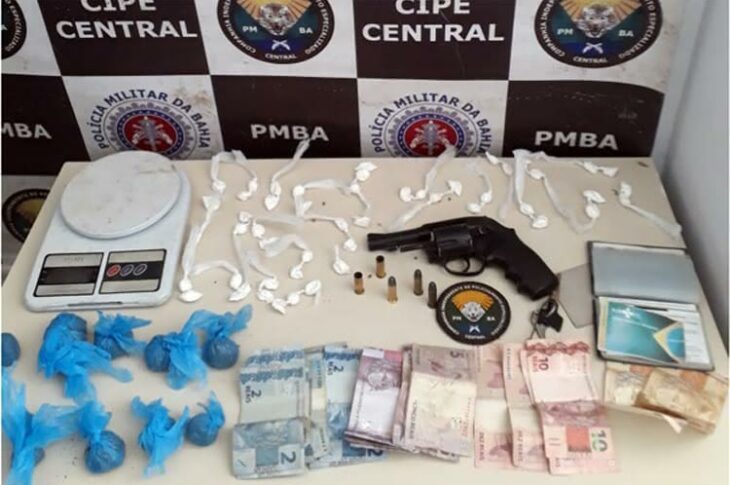 Drogas e arma apreendidas na cidade de Tanhaçu pela CIPE CENTRAL. Foto: CIPE CENTRAL