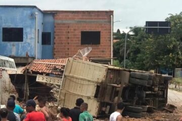 O acidente foi registrado na manhã deste domingo (9), na BR-349, em Correntina. Foto:reprodução Whatsapp
