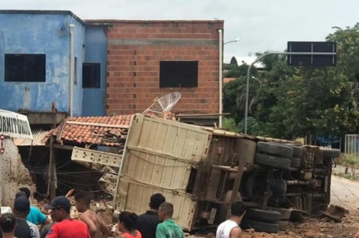 O acidente foi registrado na manhã deste domingo (9), na BR-349, em Correntina. Foto:reprodução Whatsapp