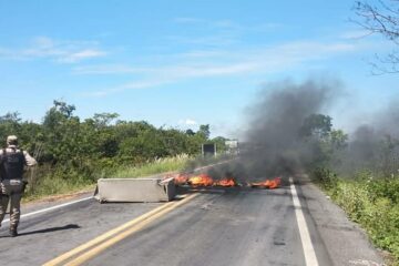 Moradores fecham BR-349,em Correntina,na Bahia.Foto:Cotidiano Policial.