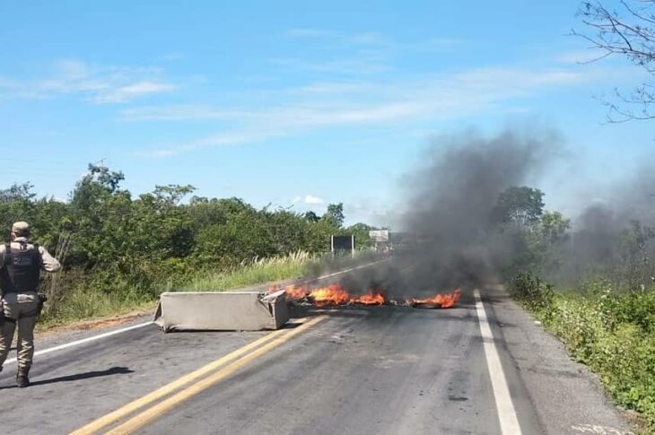 Moradores fecham BR-349,em Correntina,na Bahia.Foto:Cotidiano Policial.