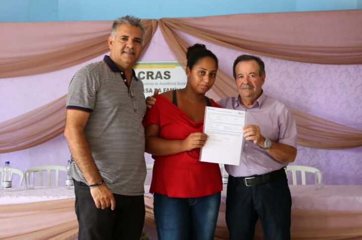 Presidente do Consórcio Alto Sertão entregando cisternas em Malhada.Foto:Reprodução Consórcio.