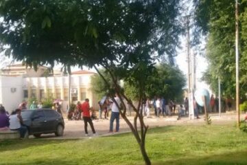 Eleitores enfrentam filas enormes para fazer recadastramento biométrico em Carinhanha.Foto: José Souza Notícias/Jornal do Nordeste