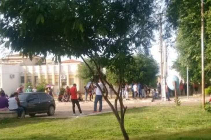 Eleitores enfrentam filas enormes para fazer recadastramento biométrico em Carinhanha.Foto: José Souza Notícias/Jornal do Nordeste
