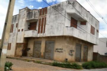 Prédio abandonado no bairro Vomitamel,em Guanambi.Foto:Enviada por leitor.