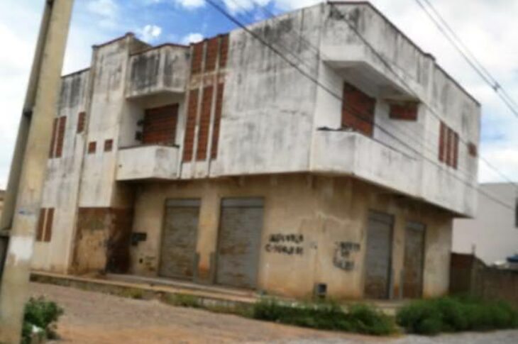 Prédio abandonado no bairro Vomitamel,em Guanambi.Foto:Enviada por leitor.
