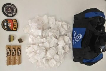 Droga é apreendida em ônibus na cidade de Caetité, na manhã desta quinta-feira (20).Foto: PM