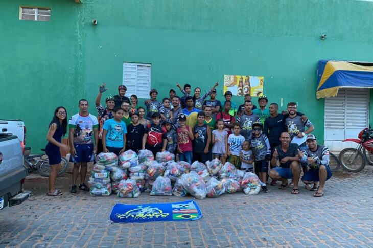 Equipe arrecadando alimentos