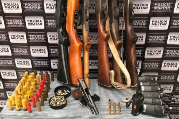 As armas foram levadas à delegacia para aplicação das medidas cabíveis. Foto: divulgação Polícia Militar