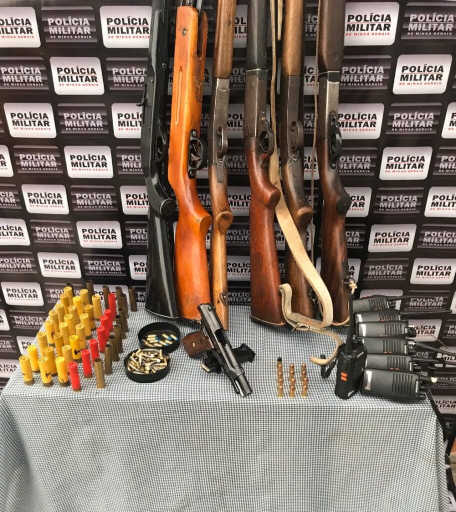 As armas foram levadas à delegacia para aplicação das medidas cabíveis. Foto: divulgação Polícia Militar
