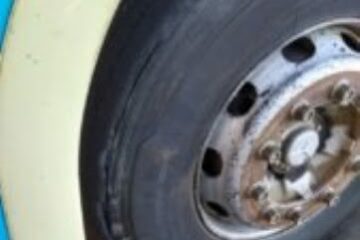 Situação do pneu do veículo .Foto: Vina Queiroz