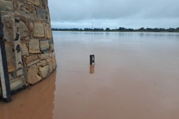 Nível do Rio São Francisco atingiu 4,96 na manhã desta quinta-feira(5),em Carinhanha.Foto:Zé Castor.