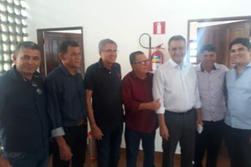 Comitiva de Carinhanha encontra com governador Rui Costa,em Brumado.Foto:divulgação.