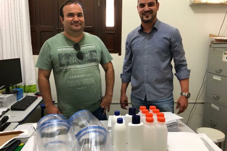 Médico doa material de higienização. Naldin e Marcelo. Foto: Marcelo.