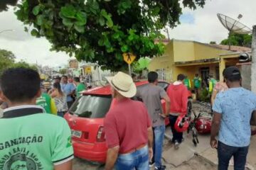 Carro desgovernado atropela mototaxista e bate contra muro de residência em Carinhanha.Foto: JC